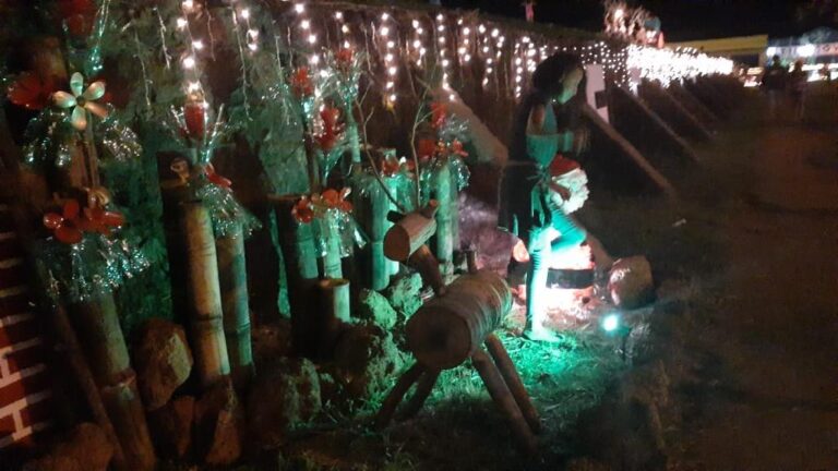 Praça de Chapada dos Guimarães recebe decoração natalina feita por reeducandos