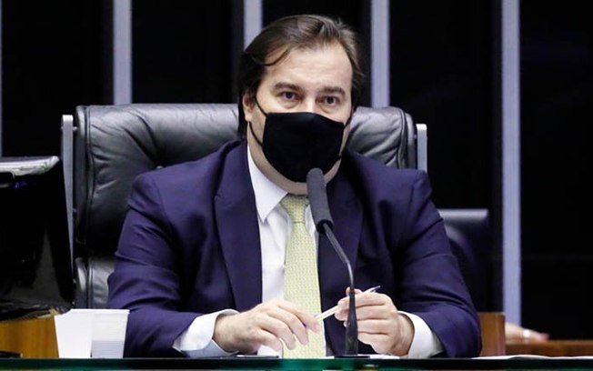 Bolsonaro “estimula candidatura de esquerda” na Câmara, diz Maia