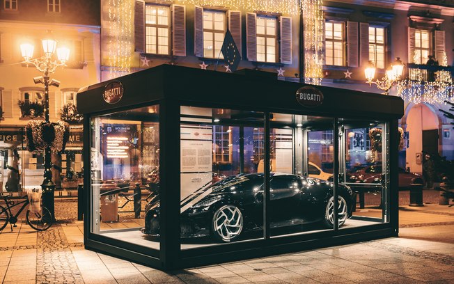Bugatti exibe carro mais caro do mundo em praça de cidade francesa