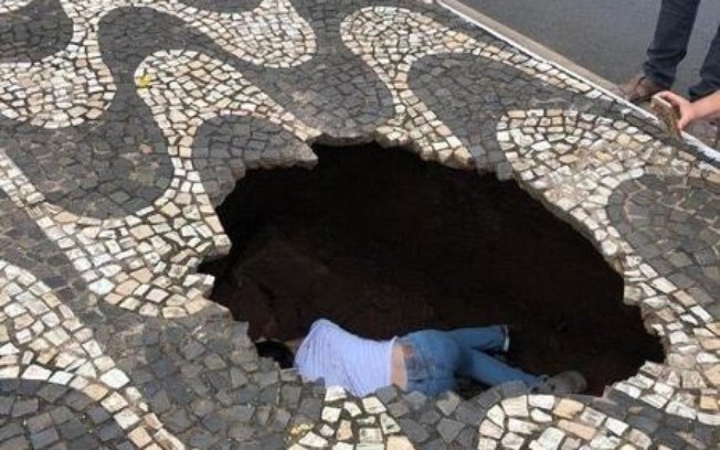 Jovem é engolida por cratera de 2 metros de altura aberta em calçada; veja