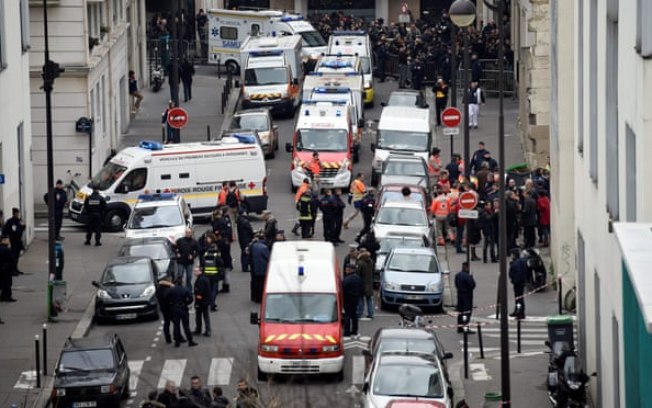 Charlie Hebdo: tribunal francês condena 14 pelos ataques terroristas em 2015