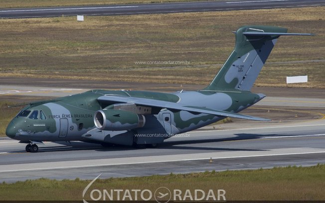 KC-390 Millennium da FAB realiza primeiro lançamento de paraquedista