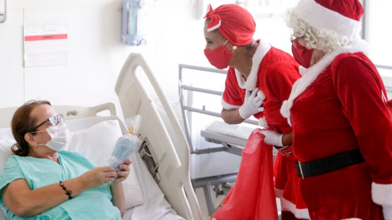 Mamãe Noel visita pacientes internados no Hospital de Base