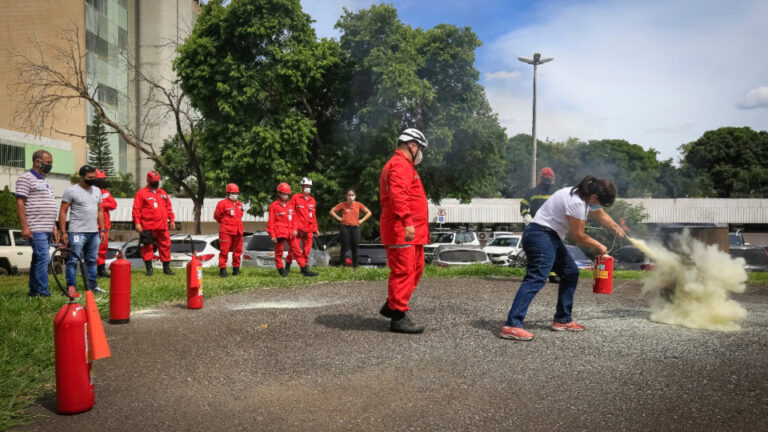 Brigadistas treinam voluntários para combater incêndios