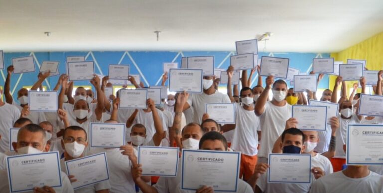 Internos do IPPOO II recebem certificados de cursos do Senai