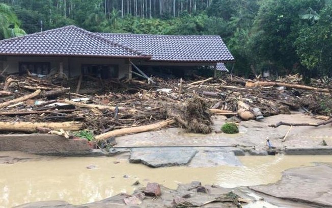 Chuva causa mortes e alagamentos em Santa Catarina