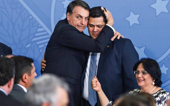Bolsonaro convida Alcolumbre a escolher o ministério que desejar, diz jornal