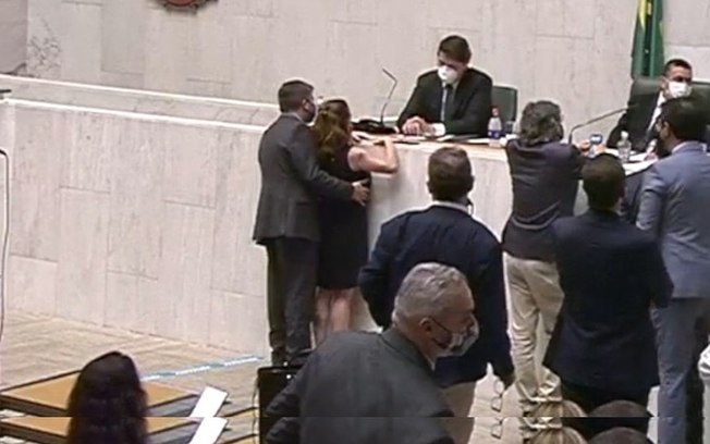 Deputado agarra e passa a mão na altura dos seios de parlamentar em SP; assista