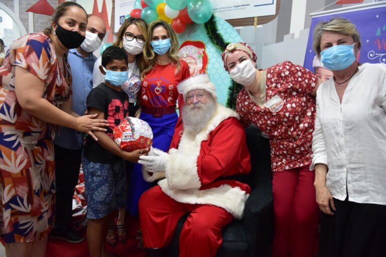 Crianças atendidas pela pediatria do Hospital Santa Casa recebem brinquedos da primeira-dama do Estado