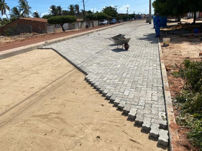 Duplicação de rodovia entre Itarema e Acaraú tem implantação de piso intertravado em 2 trechos