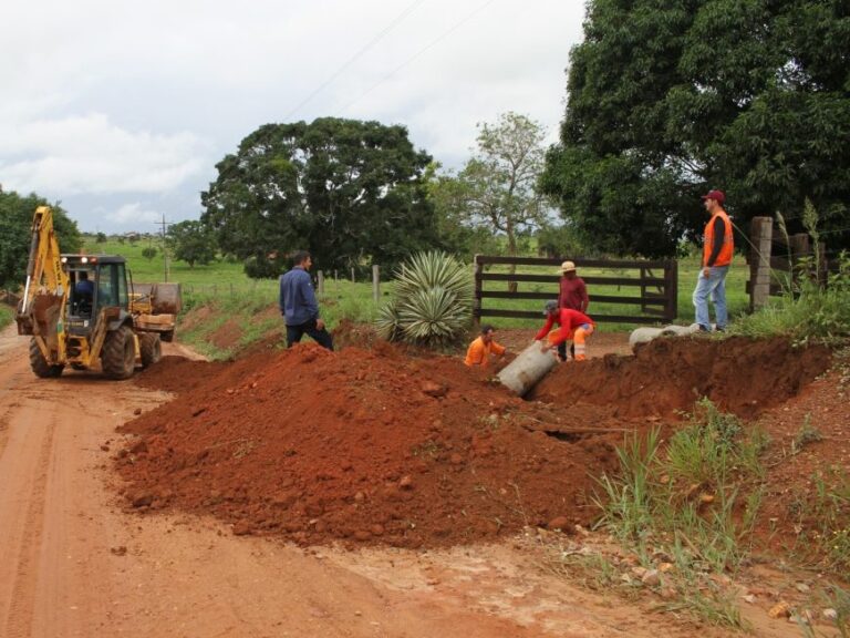 Serviços de drenagem são realizados em trecho da RO-480, em Presidente Médici