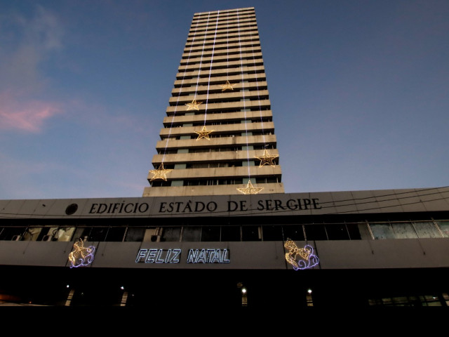 Iluminação natalina do Edifício Estado de Sergipe é acesa pelo Governo e Energisa 
