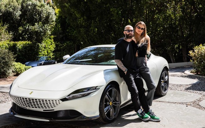 Embaixador da marca, Adam Levine curte passeio de Ferrari Roma