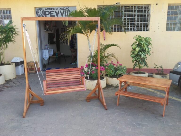 Unidade prisional doa peças em madeira para projeto social de Cariacica