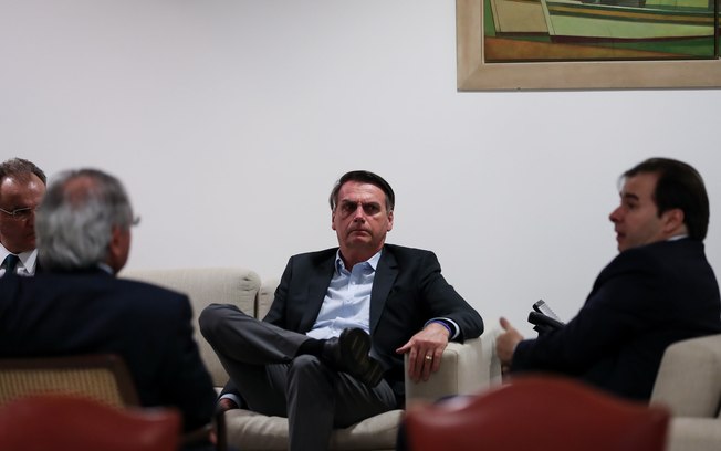 Maia x Bolsonaro: Presidente da Câmara pauta MP prevendo 13º do Bolsa Família
