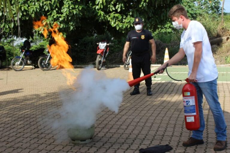 “Uso adequado do gás de cozinha” é tema de treinamento no Porto; servidores são orientados sobre combate a incêndio