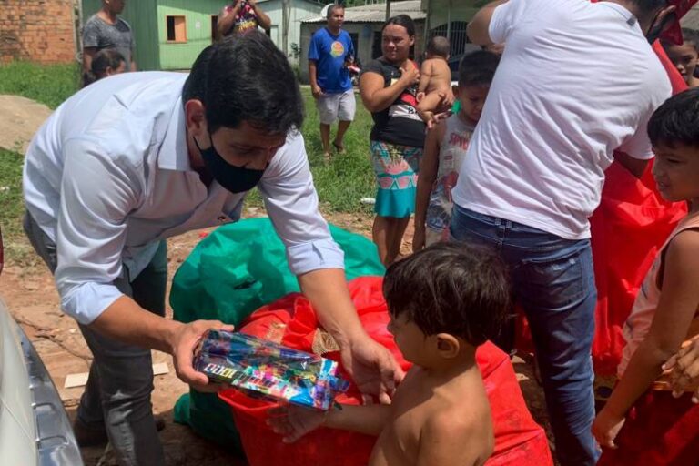 Cosanpa realiza entrega de presentes para crianças em Belém e Castanhal