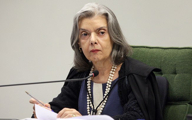Cármen Lúcia pede que PGR investigue suposta ajuda da Abin a Flávio Bolsonaro