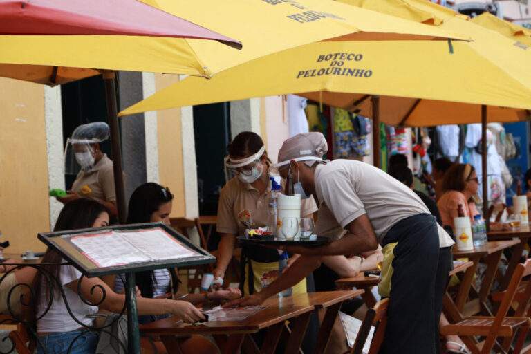 Com chegada do verão, cuidados contra a Covid-19 devem ser redobrados em hotéis, bares e restaurantes