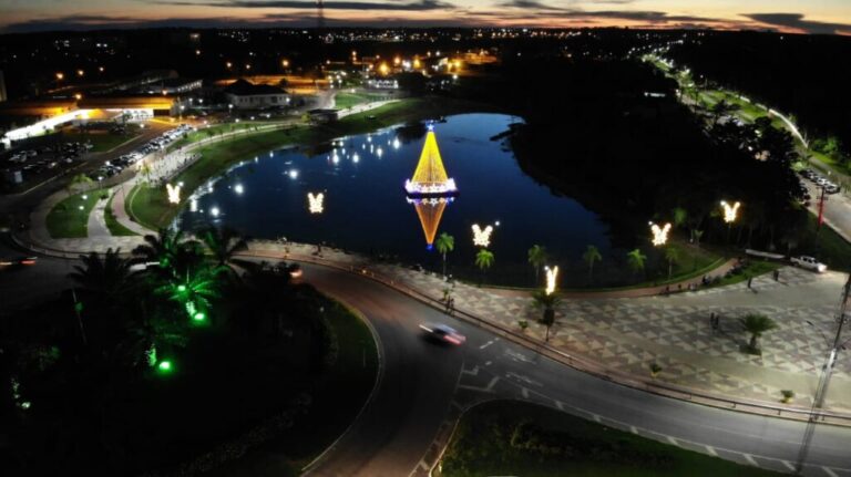 Lago do Amor ganha árvore de Natal flutuante
