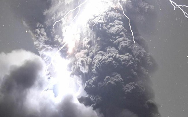 Tempestade elétrica atinge vulcão em erupção; veja imagem