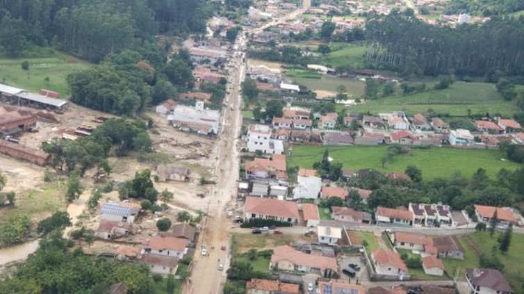 Chega a 15 o número de mortos pelas chuvas em Santa Catarina