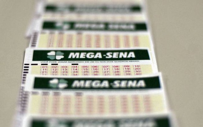 Mega-Sena tem dois vencedores, que levam R$ 26,7 milhões cada; veja os números