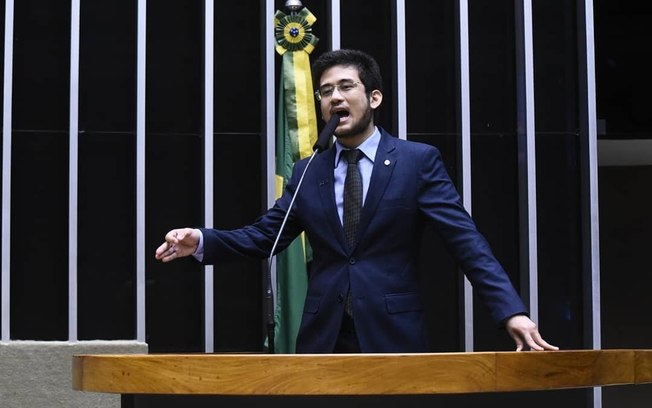 Kataguiri comete ‘crime contra a honra’ de Bolsonaro no plenário: “me processa”
