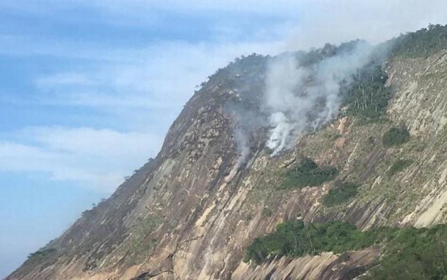 Em Niterói, Serra da Tiririca é atingida por incêndio em ponto de difícil acesso
