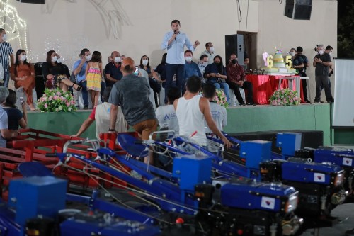 Wilson Lima entrega implementos agrícolas para impulsionar setor primário de Novo Airão
