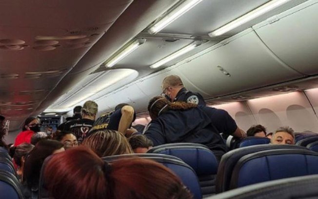 Homem com suspeita de covid-19 morre em avião nos EUA