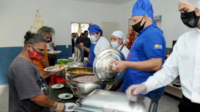 Ceia especial de Natal para abrigados do Instituto Inclusão