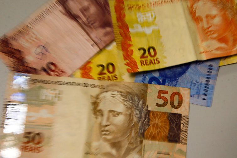 Brasileiros acreditam em inflação de 5,2% nos próximos 12 meses