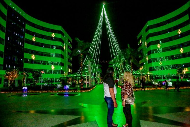 Decoração e iluminação natalina no Palácio Rio Madeira atrai visitantes; a cor verde predomina na ornamentação