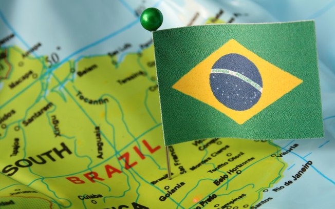 Apesar de nova variante do vírus, Brasil continua a receber voos do Reino Unido