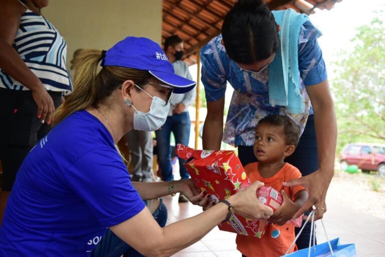 Primeira-dama distribui presentes de Natal para crianças de bairros carentes de Cuiabá