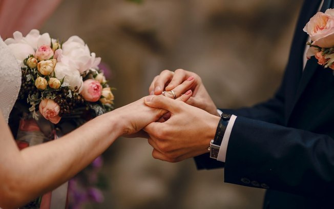 Contra aglomeração, noivos fazem casamento drive-thru com 10 mil convidados