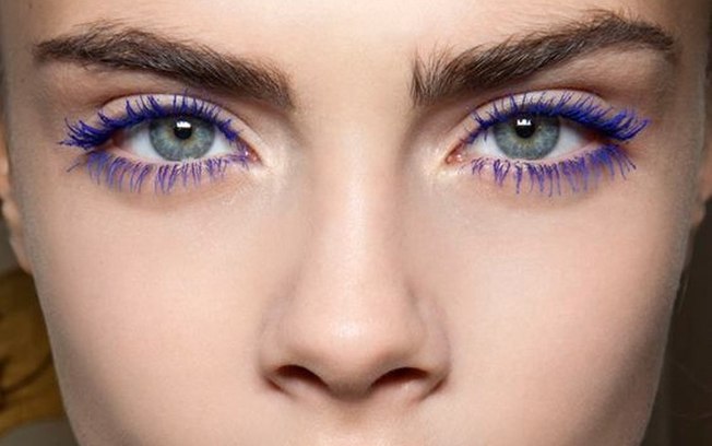 Quer ousar na maquiagem? Confira 6 maneiras de fazer isso com rímel colorido