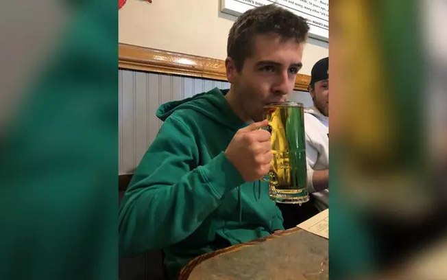 Filho bebe 1ª cerveja com dinheiro guardado pelo pai, que pediu antes de morrer