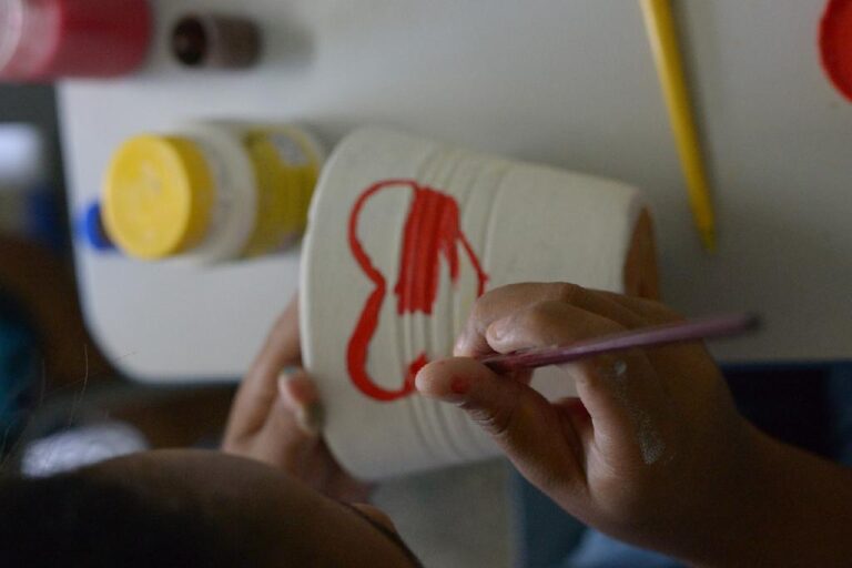 Oficina de arte leva autoconfiança a adolescentes do Centro de Internação Feminino de Cuiabá