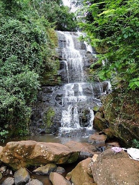 Jovem tenta fazer selfie em cachoeira, mas cai mais de 10 metros e morre