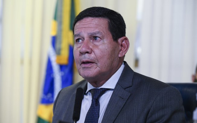 Mourão declara que “jovens tem sido vítimas de intérpretes ideológicos” no país