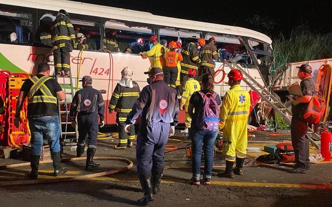 Colisão entre caminhão e ônibus deixa mortos e feridos no interior de SP