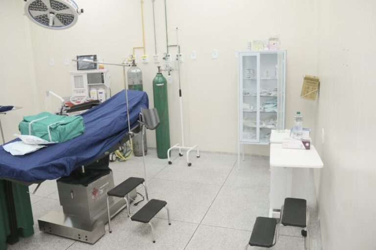 Governo entrega equipamentos e reativa centro cirúrgico de hospital em Nova Mamoré
