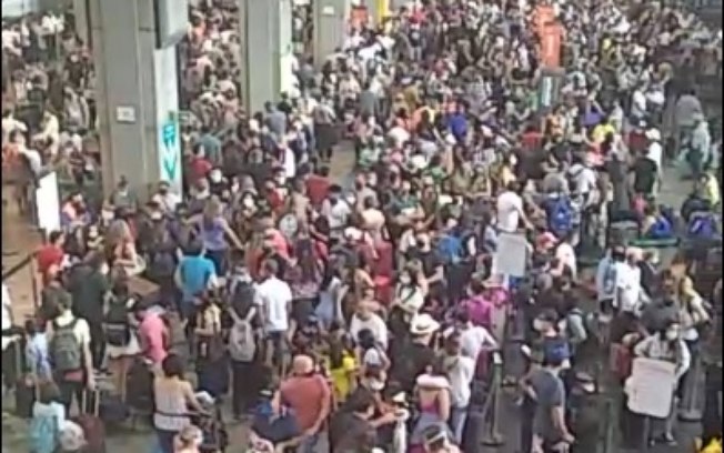 Aeroporto de Guarulhos registra aglomeração de passageiros; vídeo choca internet