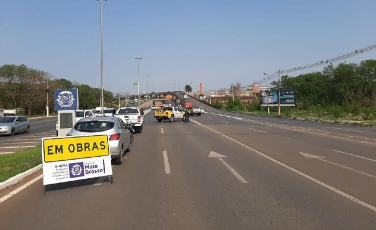 Sinfra aplica sinalização viária na trincheira do Tijucal nesta terça-feira (22); trânsito será interditado a partir das 19h