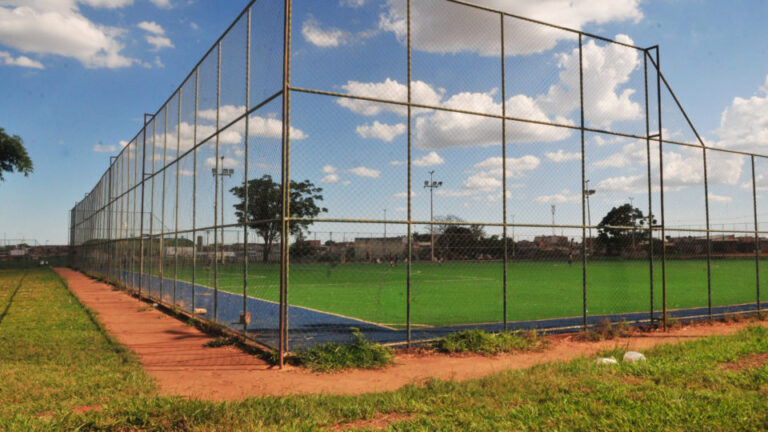 Novo campo sintético no Parque Urbano da Estrutural