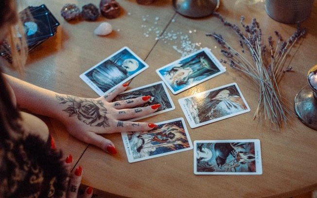 Você tem medo de tarot? Descubra o verdadeiro poder por trás das cartas