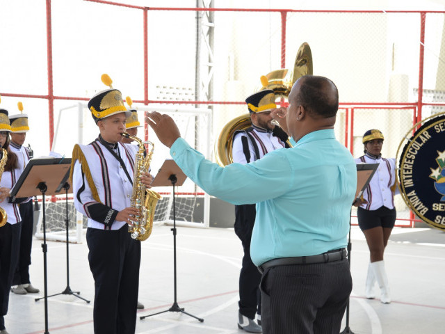 Escolas recebem kits musicais para bandas marciais e troféu de participação no desfile cívico de 7 de setembro