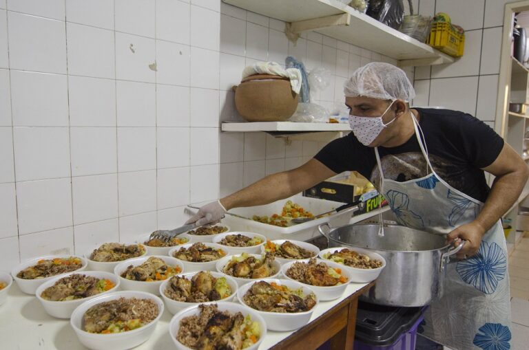 Programa Cozinha Social inicia atividade prática com produção e distribuição de marmitas em diferentes bairros de Fortaleza